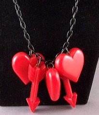JE33 Judith Evans red resin heart & arrows necklace